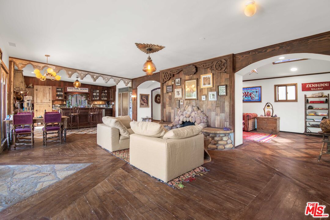 2095 Topanga Skyline Dr