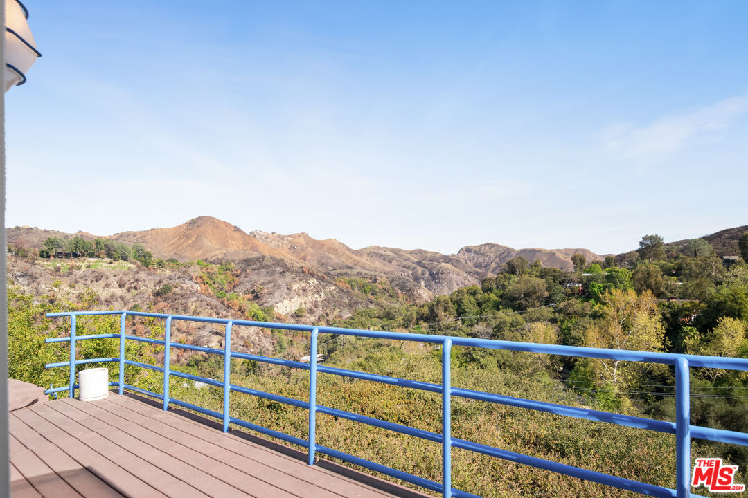 20046 Valley View Dr