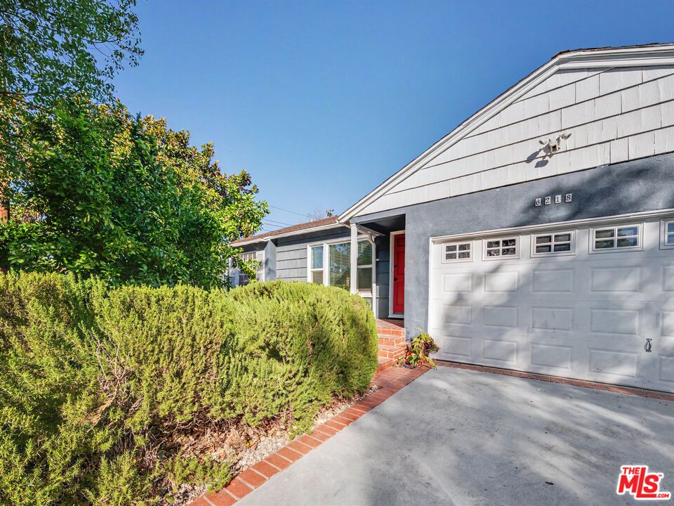 6218 Balcom Ave