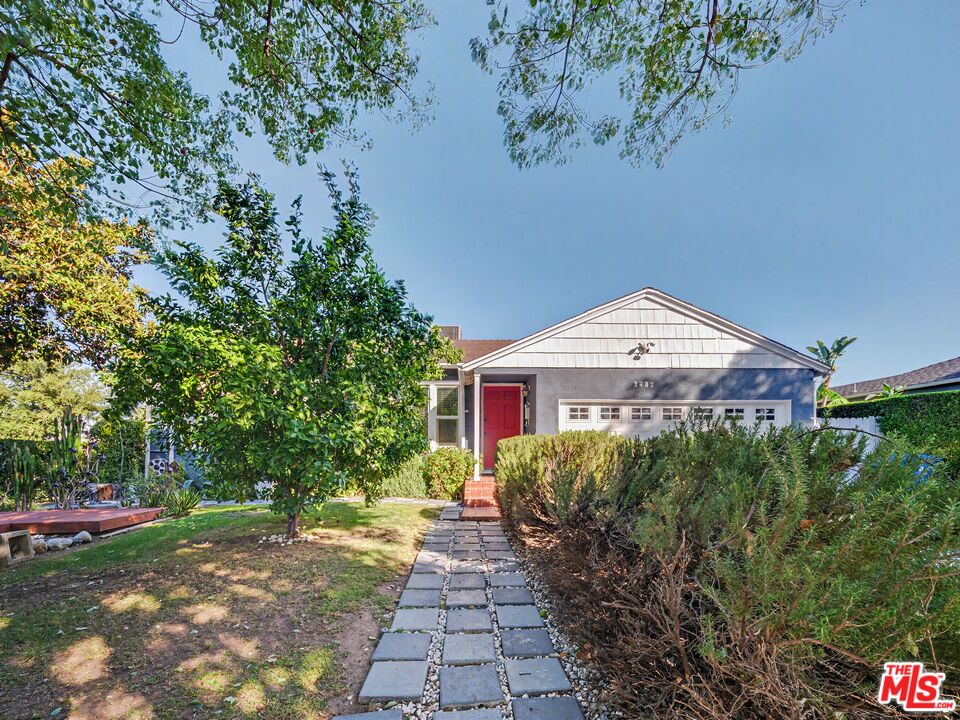 6218 Balcom Ave