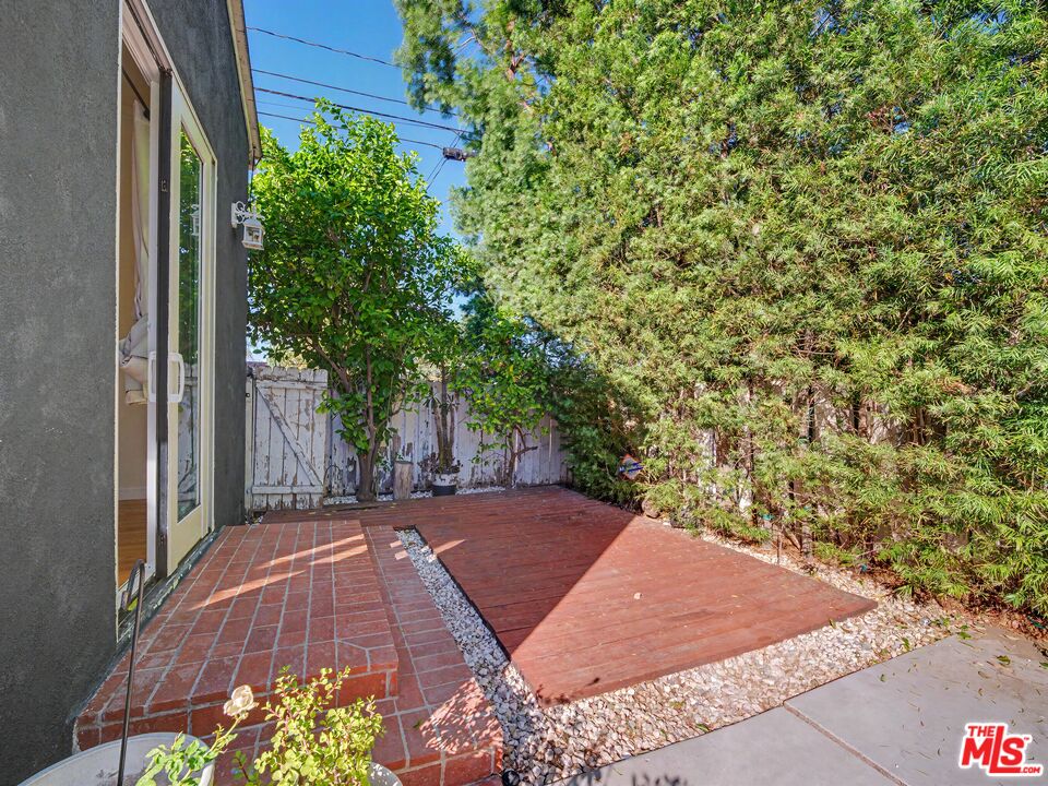 6218 Balcom Ave