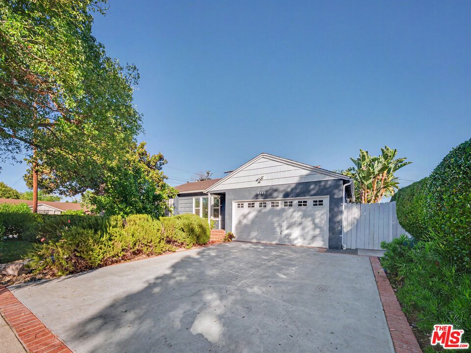 6218 Balcom Ave