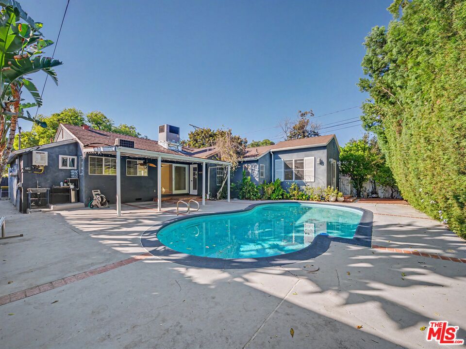 6218 Balcom Ave