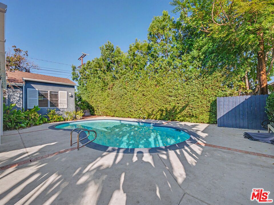 6218 Balcom Ave