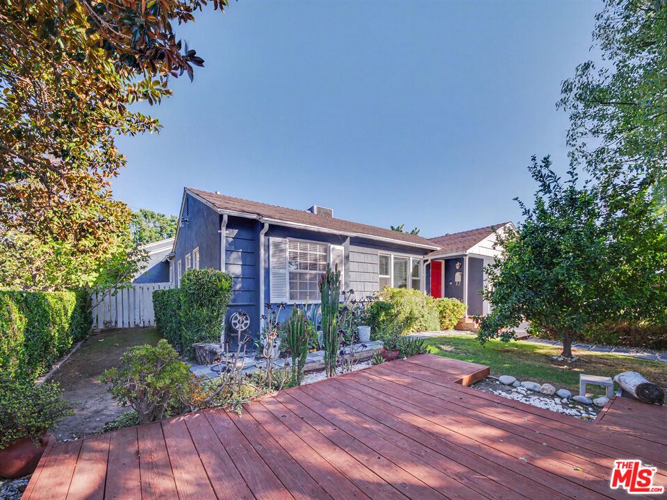 6218 Balcom Ave
