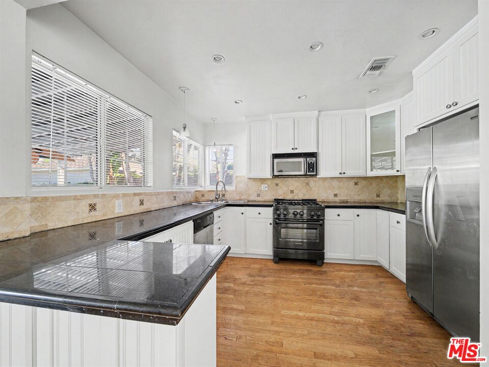 6218 Balcom Ave