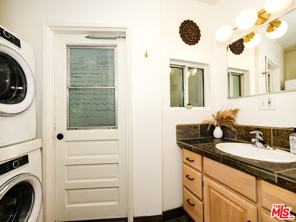 1256 N Topanga Canyon Blvd