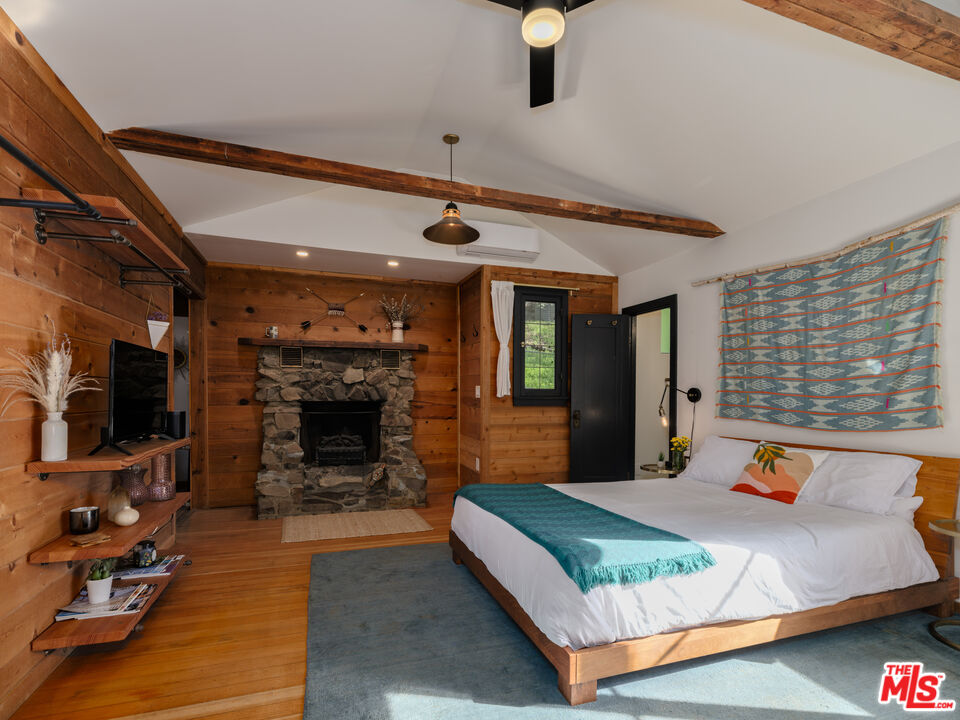 1256 N Topanga Canyon Blvd