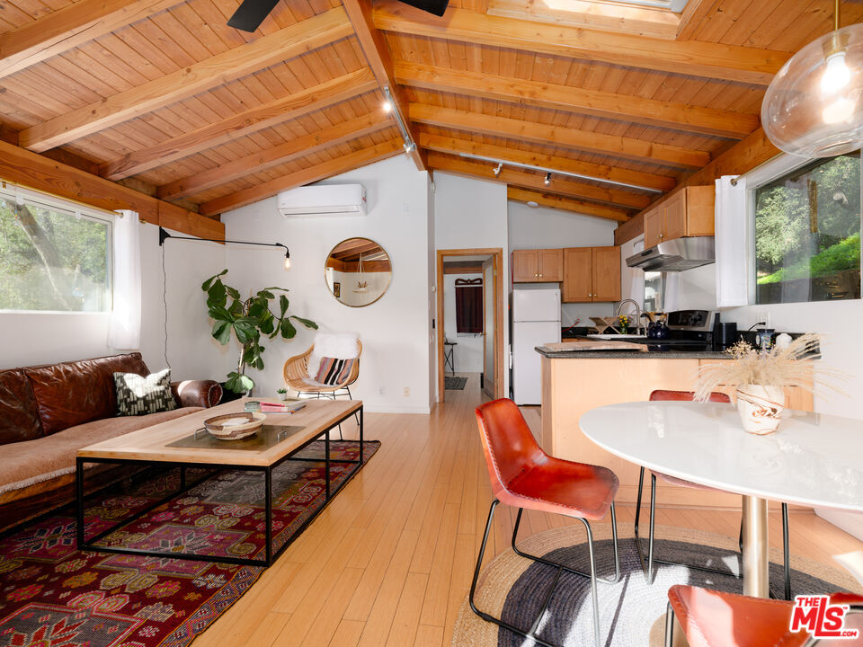 1256 N Topanga Canyon Blvd