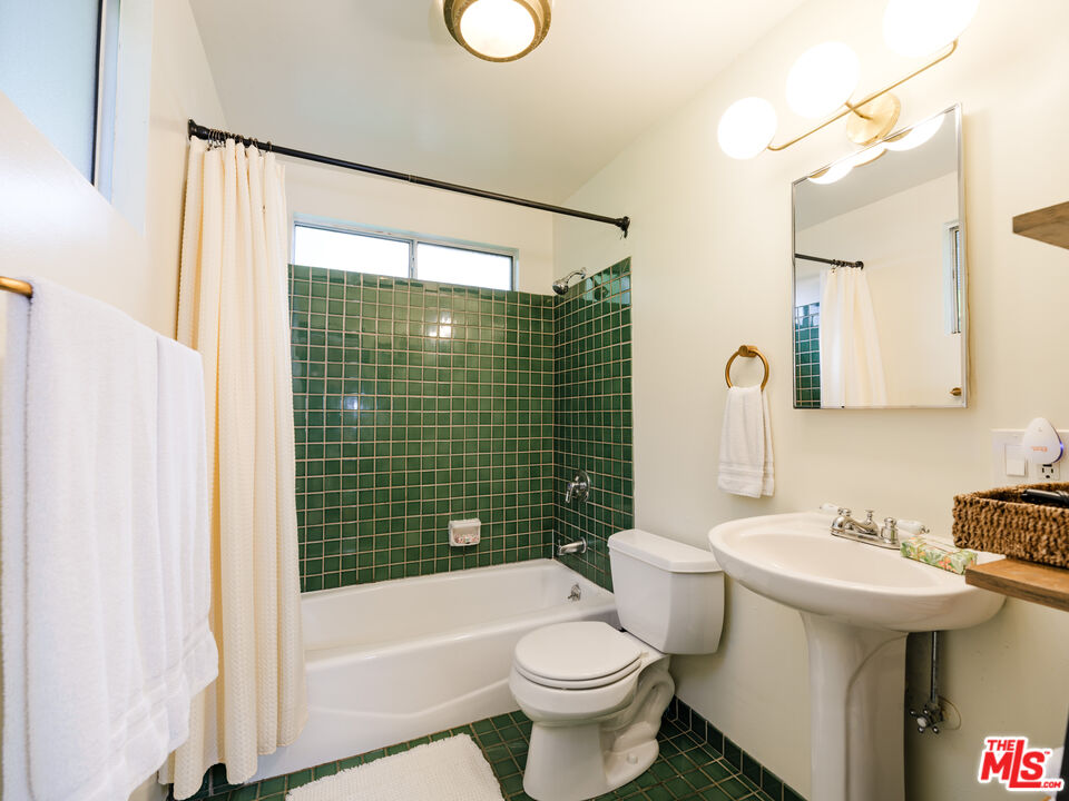 1256 N Topanga Canyon Blvd