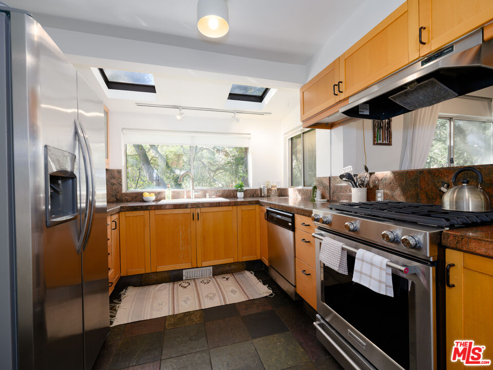 1256 N Topanga Canyon Blvd