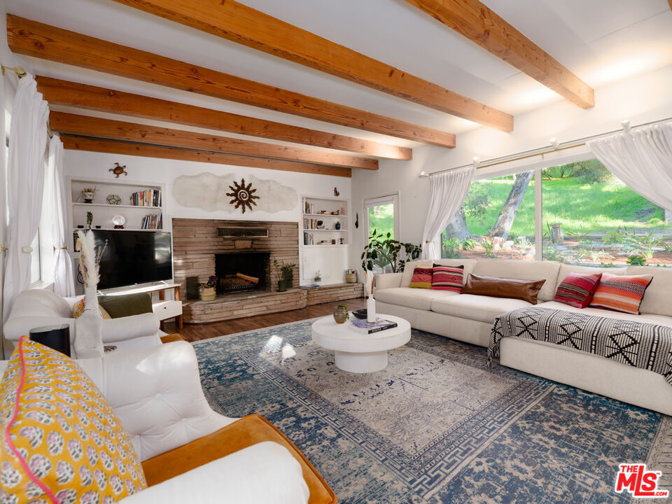 1256 N Topanga Canyon Blvd