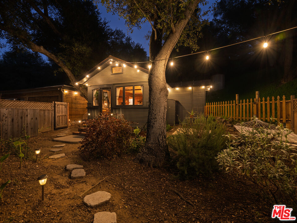 1256 N Topanga Canyon Blvd