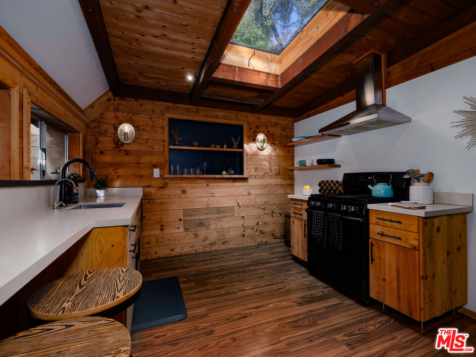 1256 N Topanga Canyon Blvd