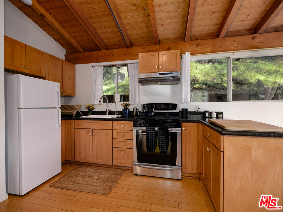 1256 N Topanga Canyon Blvd