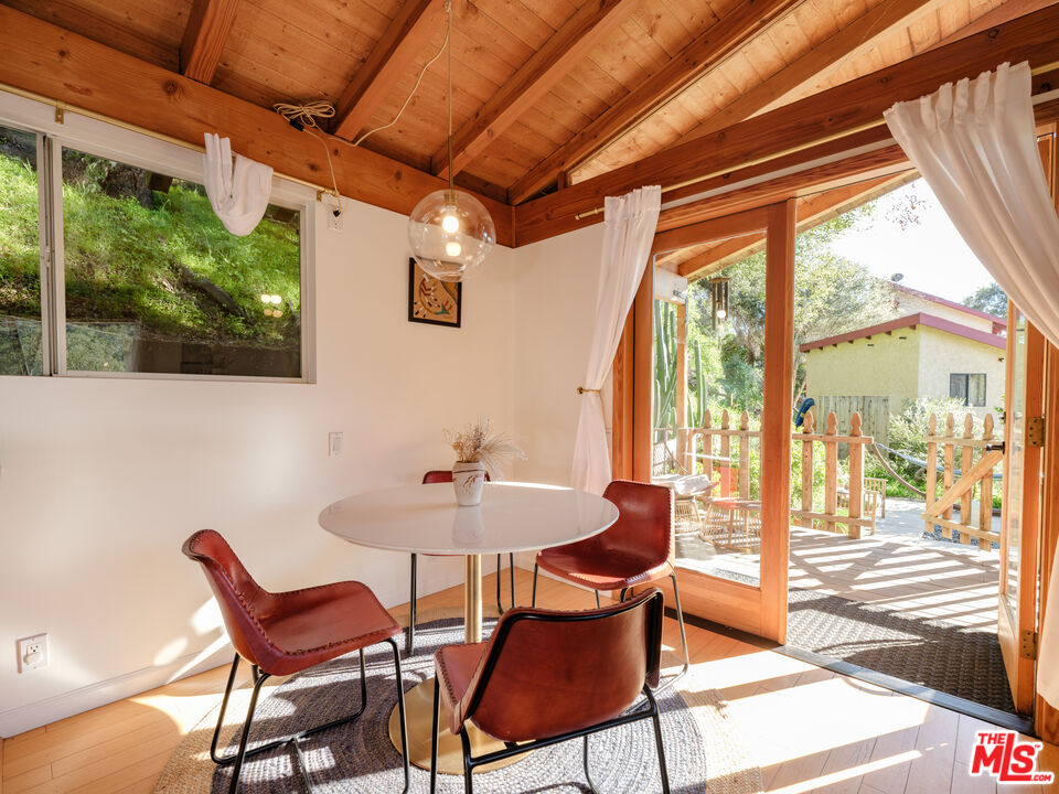 1256 N Topanga Canyon Blvd