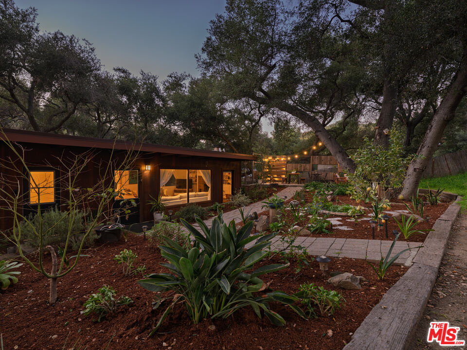 1256 N Topanga Canyon Blvd