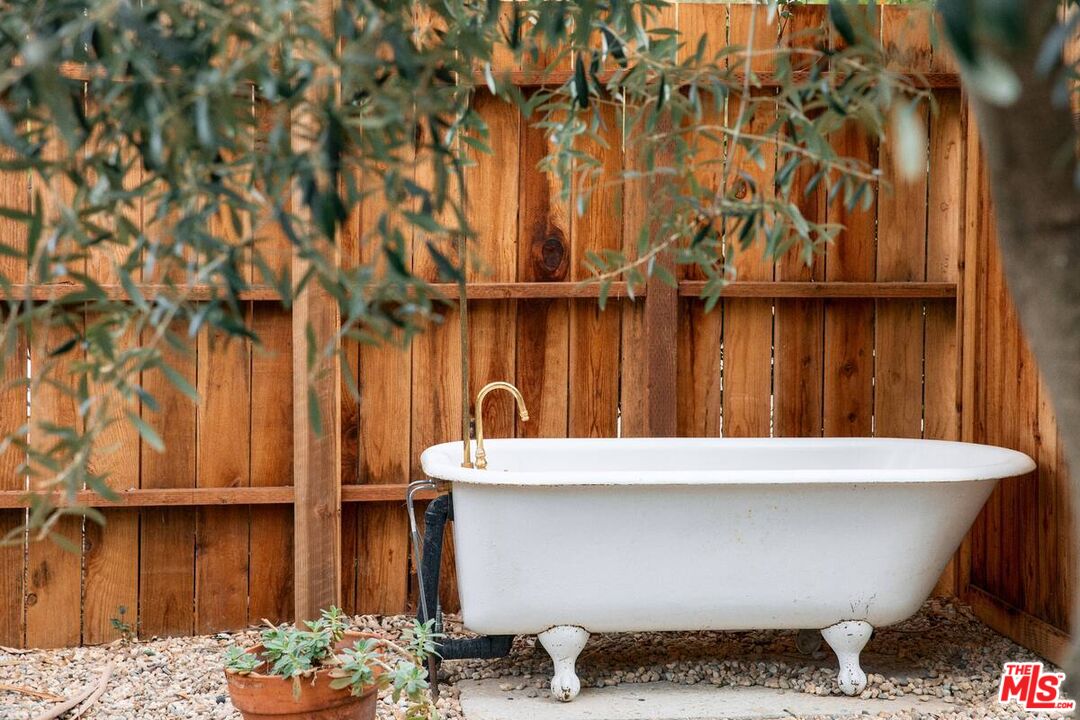 1238 Fernwood Pacific Dr