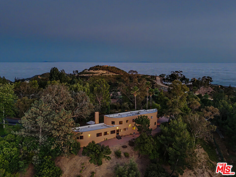 22067 Saddle Peak Rd