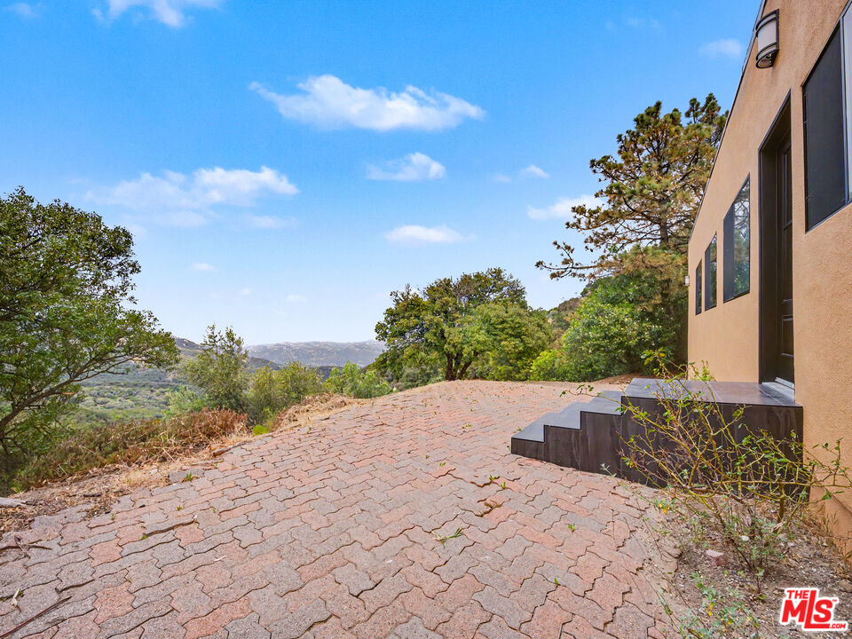 22067 Saddle Peak Rd