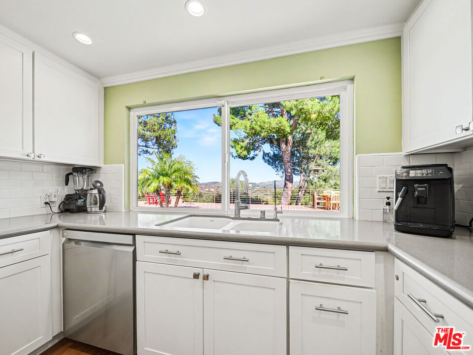 3106 Voltaire Dr