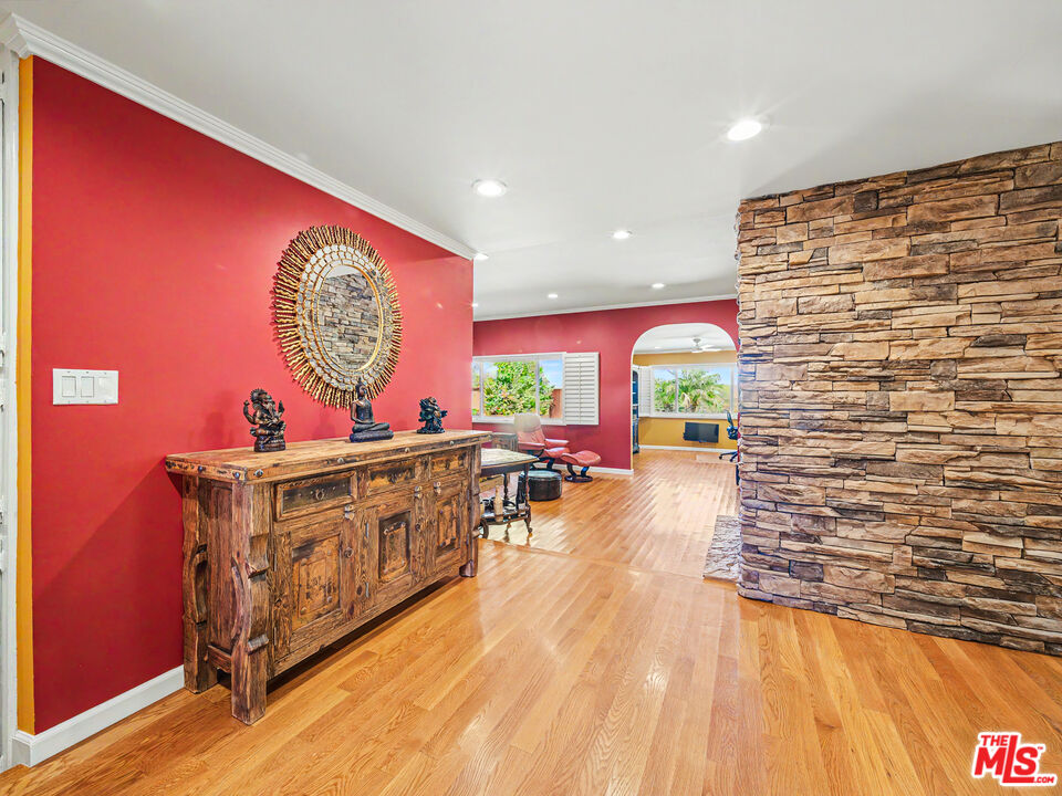 3106 Voltaire Dr