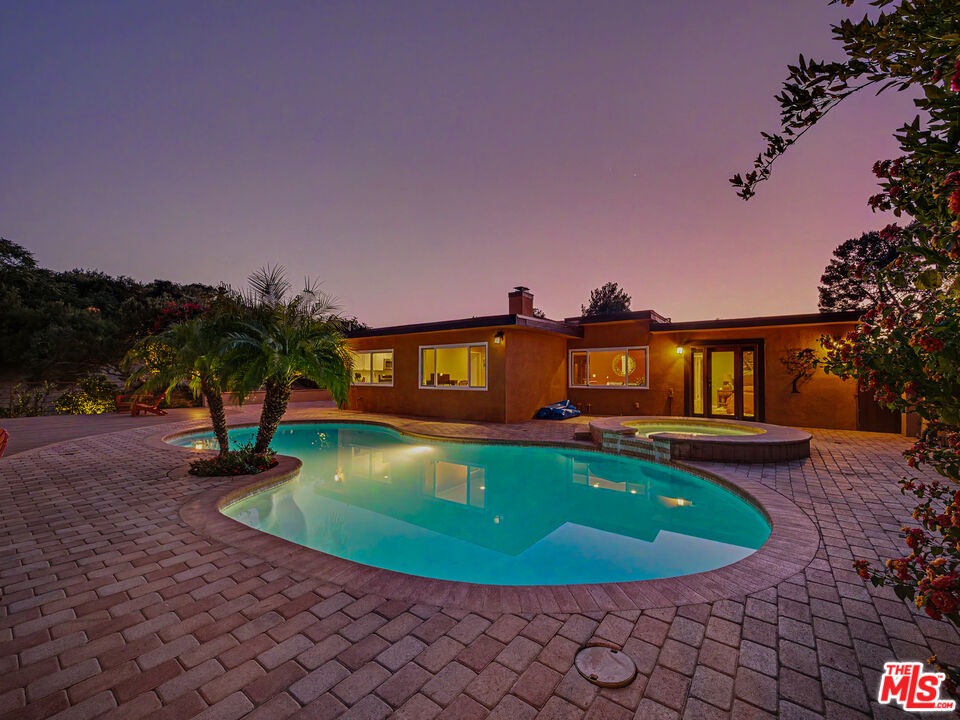 3106 Voltaire Dr