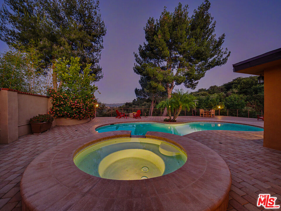 3106 Voltaire Dr