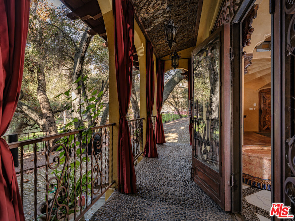 1135 N Topanga Canyon Boulevard