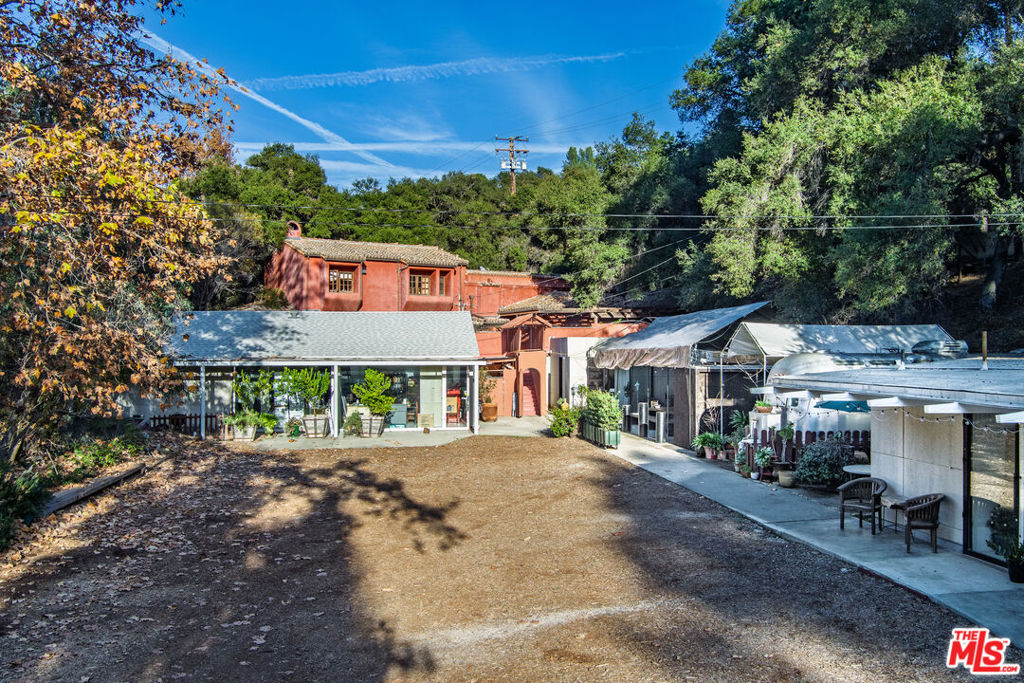 1111 N Topanga Canyon Boulevard
