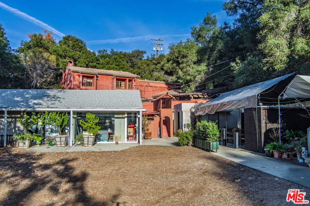 1111 N Topanga Canyon Boulevard
