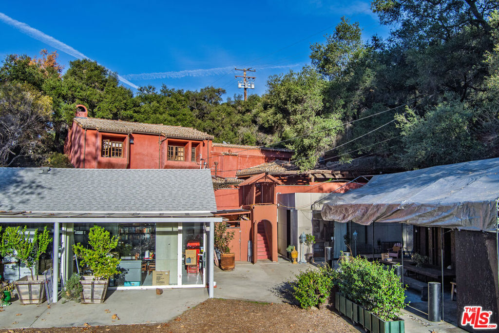 1111 N Topanga Canyon Boulevard