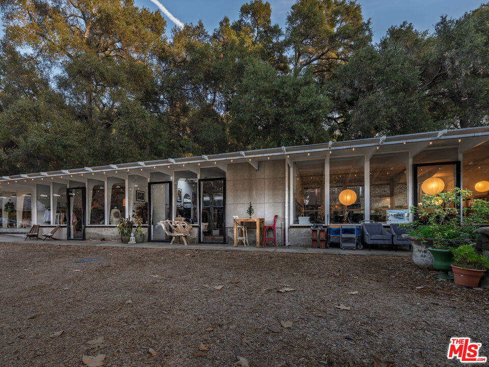 1111 N Topanga Canyon Boulevard