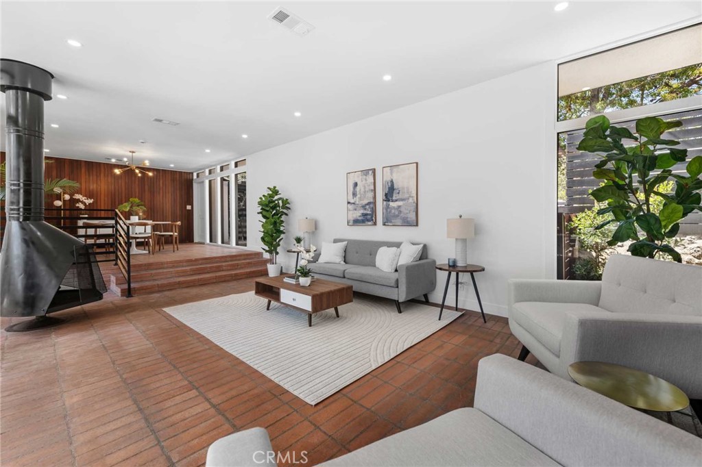 10775 Queensland Street