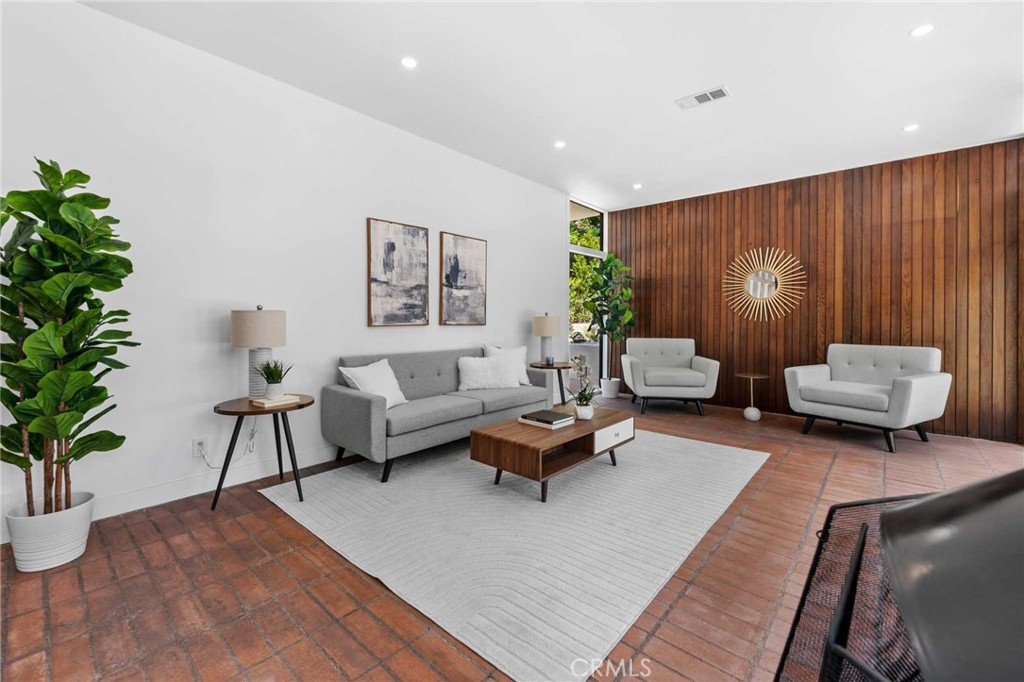 10775 Queensland Street