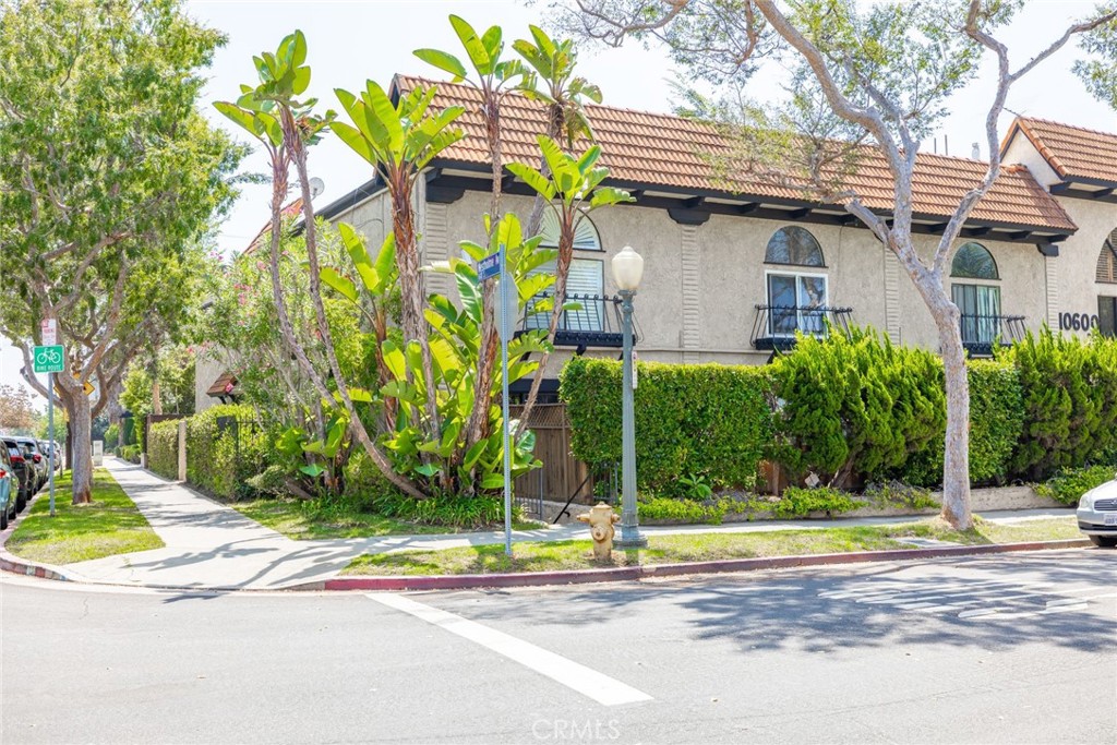 10600 Holman Avenue 9