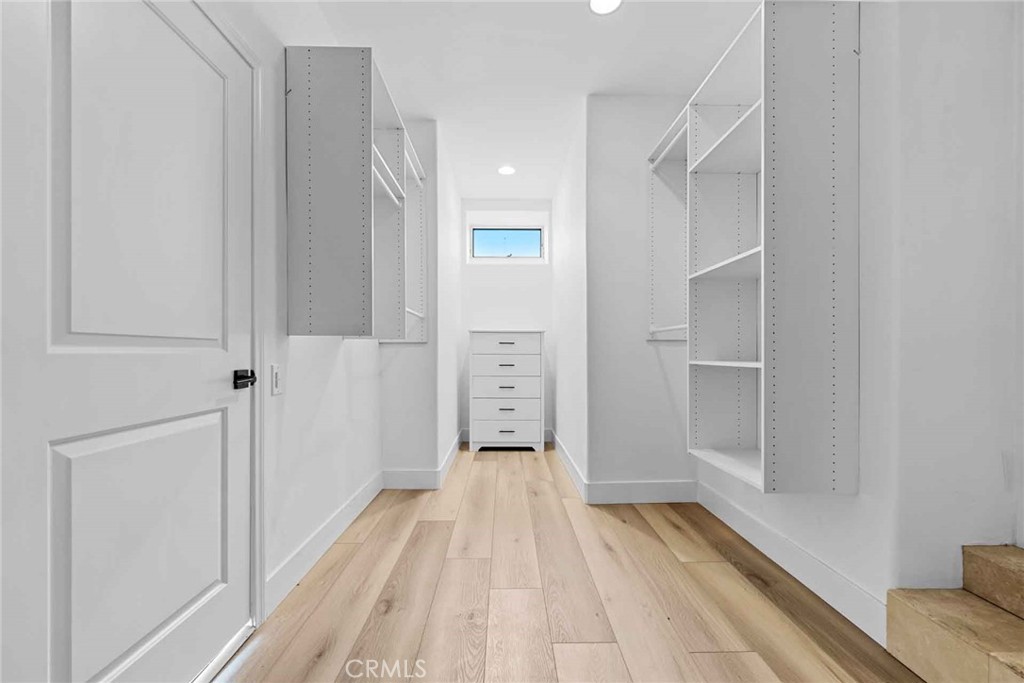 9027 Wonderland Avenue