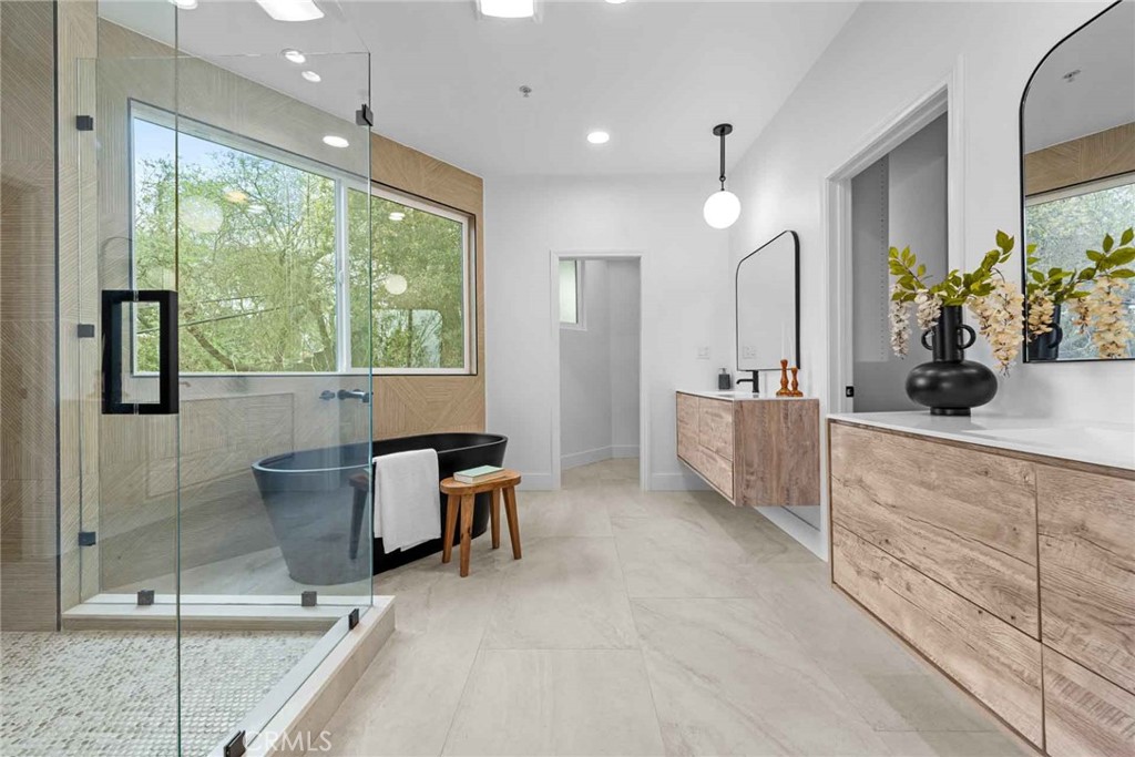 9027 Wonderland Avenue