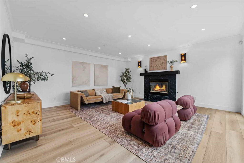 9027 Wonderland Avenue