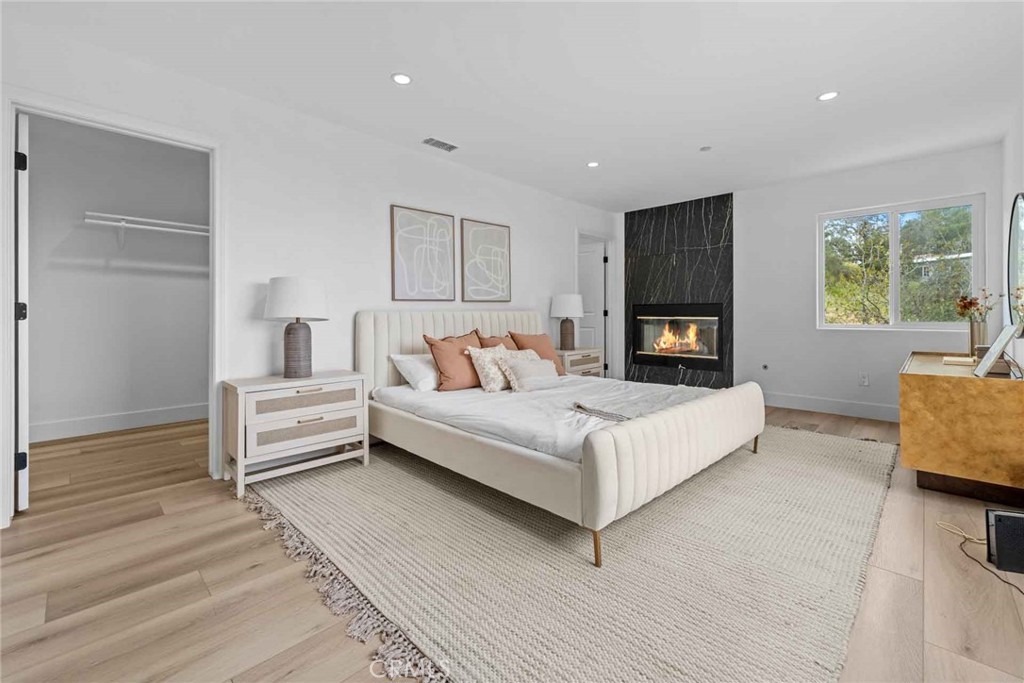 9027 Wonderland Avenue