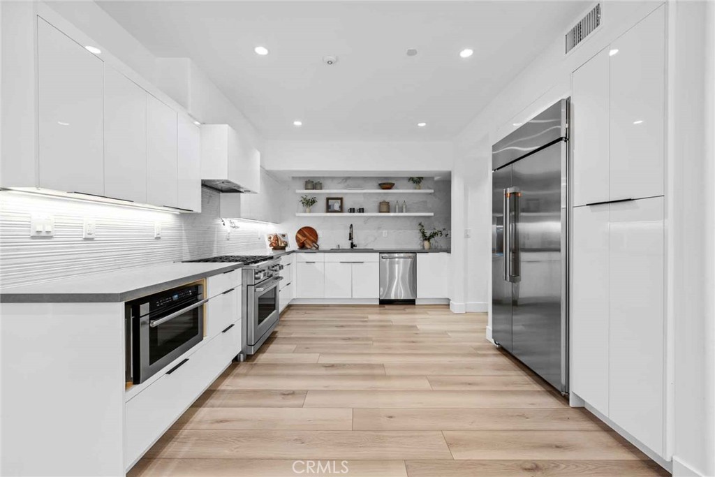 9027 Wonderland Avenue