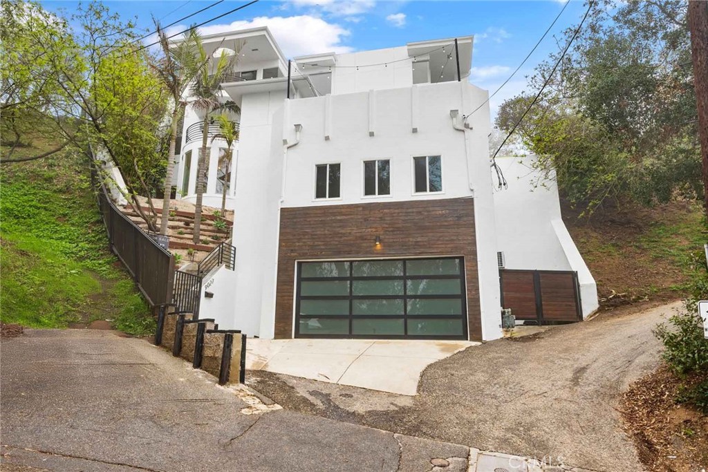 9027 Wonderland Avenue