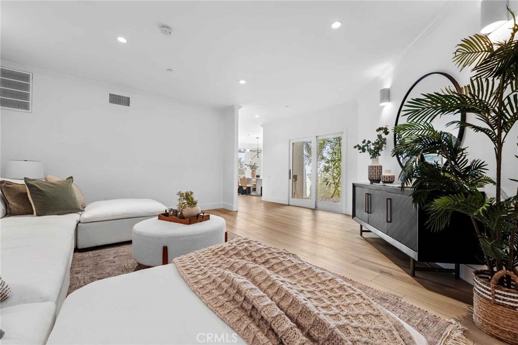 9027 Wonderland Avenue