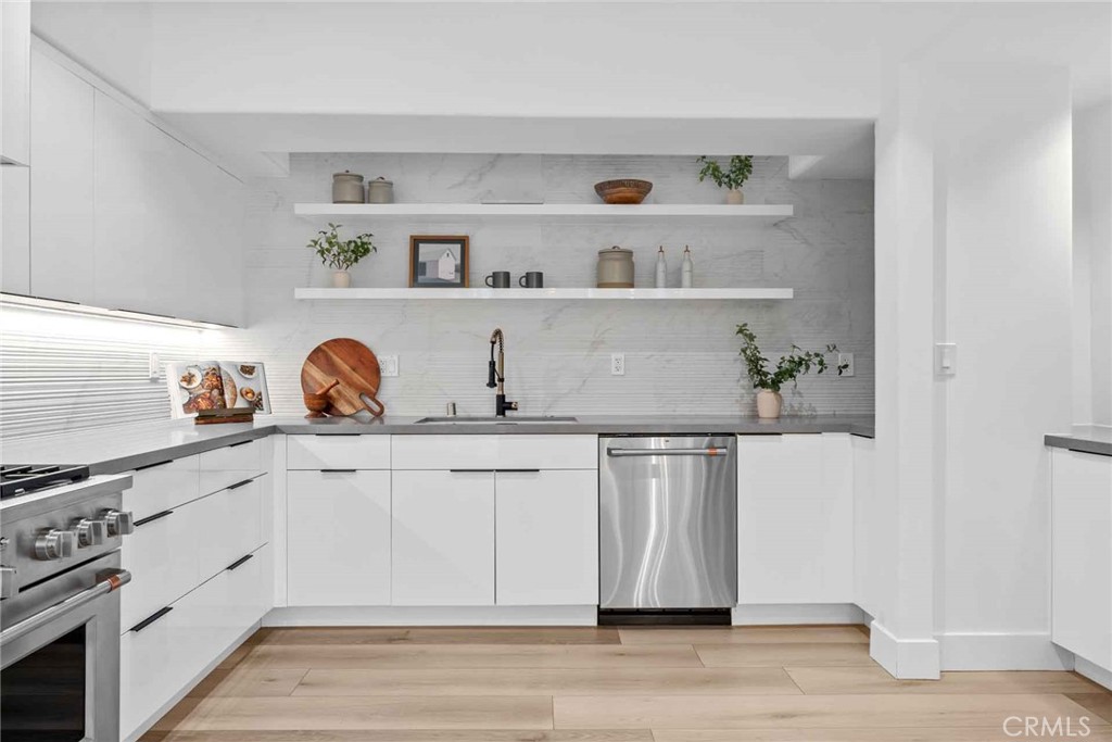 9027 Wonderland Avenue