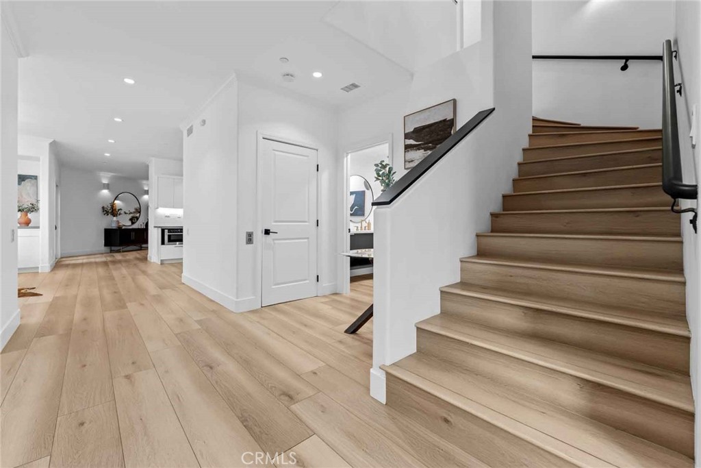 9027 Wonderland Avenue