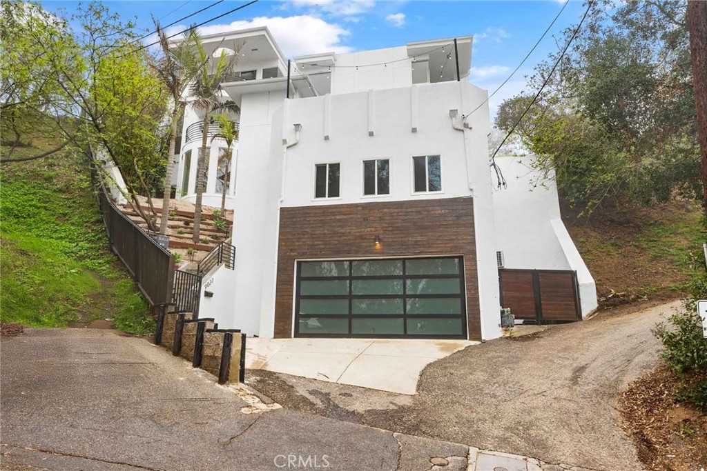 9027 Wonderland Avenue