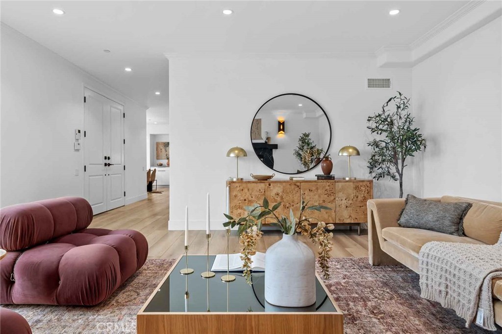 9027 Wonderland Avenue