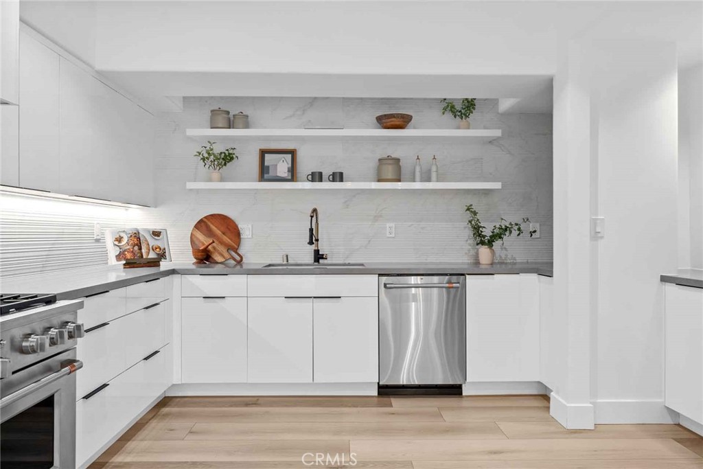 9027 Wonderland Avenue