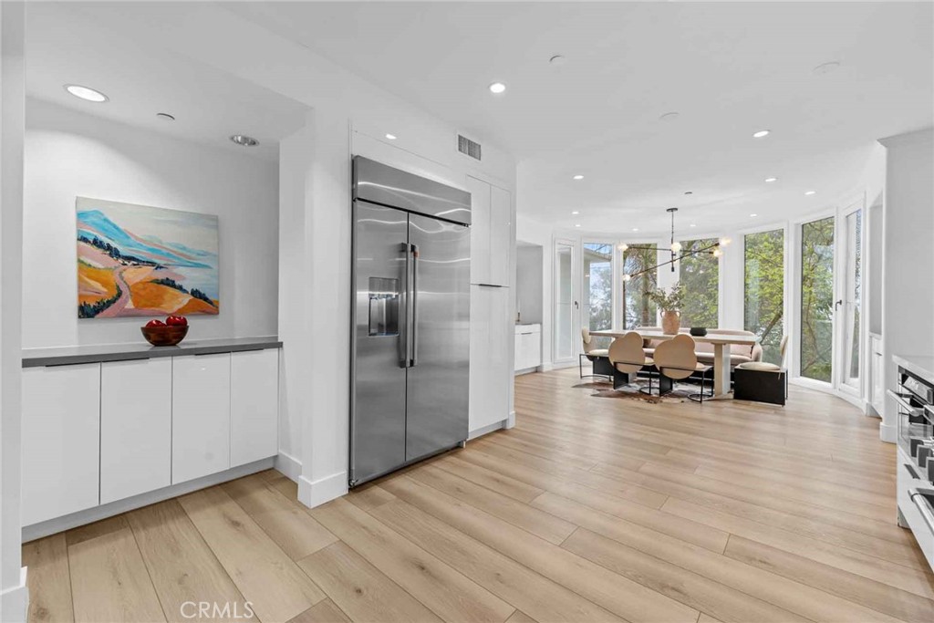 9027 Wonderland Avenue