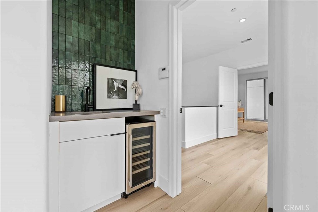 9027 Wonderland Avenue